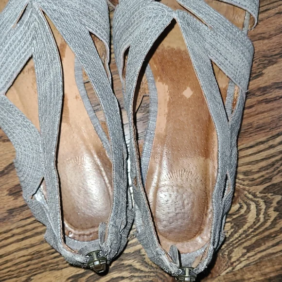 Women's Strappy Metallic Gray Sandals - Picture 12 of 12